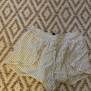 american eagle black and white flowy shorts